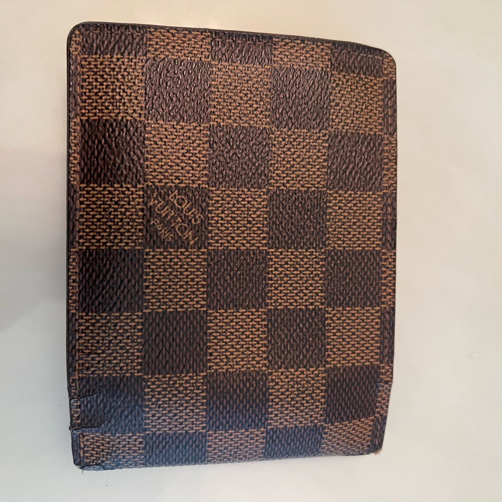 Authentic pre owned Men’s Louis Vuitton wallet